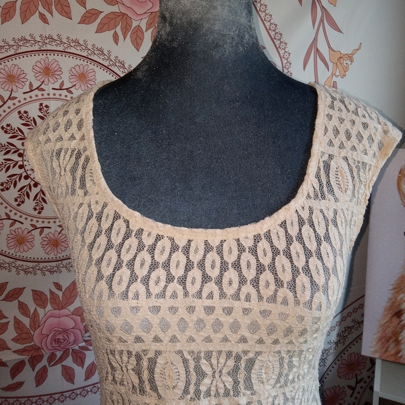 Lovely sheer top - Picture 8 of 10